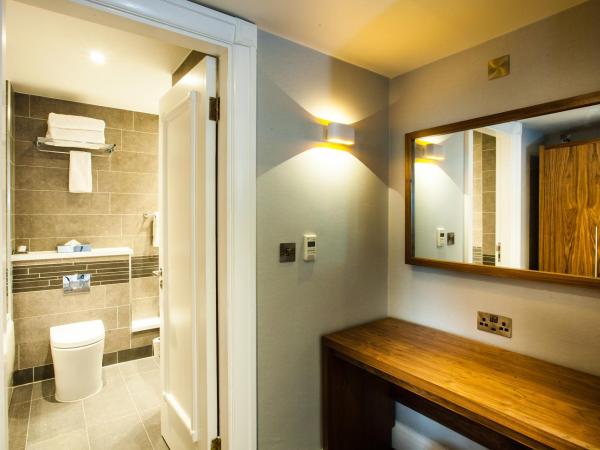 Crowne Plaza Leeds, an IHG Hotel : photo 1 de la chambre chambre lit queen-size standard avec canapé-lit et accès au salon