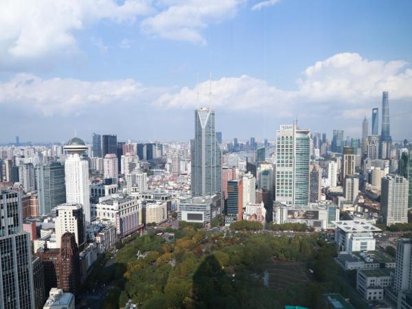JW Marriott Shanghai at Tomorrow Square : photo 2 de la chambre chambre lit king-size - vue sur parc