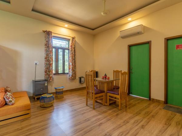 GiriSadan Organic Farm Retreat & Botanical Forest : photo 4 de la chambre chambre supérieure avec 2 lits queen-size