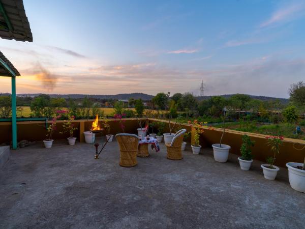 GiriSadan Organic Farm Retreat & Botanical Forest : photo 8 de la chambre chambre familiale - vue sur jardin
