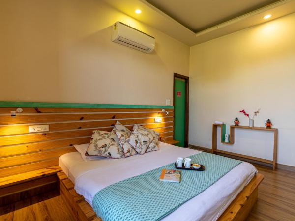 GiriSadan Organic Farm Retreat & Botanical Forest : photo 2 de la chambre chambre familiale - vue sur jardin