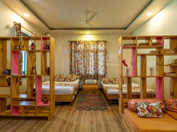 GiriSadan Organic Farm Retreat & Botanical Forest : photo 2 de la chambre chambre supérieure avec 2 lits queen-size