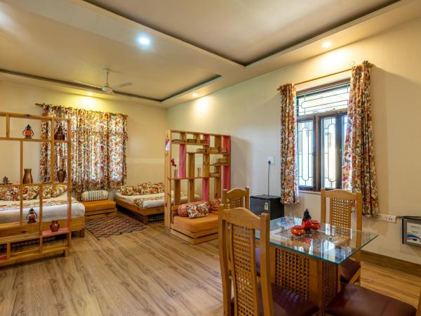 GiriSadan Organic Farm Retreat & Botanical Forest : photo 5 de la chambre chambre supérieure avec 2 lits queen-size