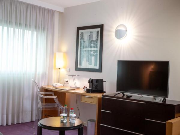 Hotel Lille Euralille - Hilton Affiliate Hotel : photo 5 de la chambre chambre lit queen-size deluxe - vue sur ville
