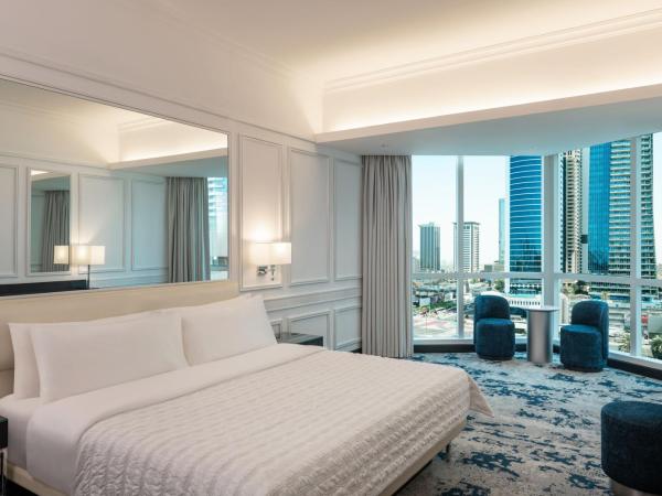 Le Meridien Mina Seyahi Beach Resort & Waterpark : photo 1 de la chambre hébergement lit king-size deluxe - vue sur horizon