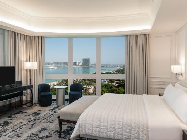 Le Meridien Mina Seyahi Beach Resort & Waterpark : photo 1 de la chambre suite deluxe avec lit ling-size, balcon et accès au salon club - vue sur mer