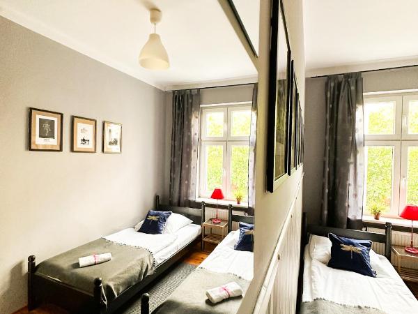 Explorer Hostel & Apartment Stare Miasto OLD TOWN 24H #don't be a tourist, be an Explorer! : photo 8 de la chambre chambre lits jumeaux avec salle de bains commune