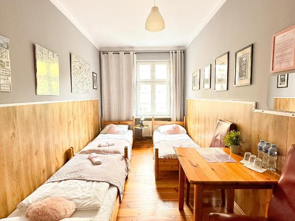 Explorer Hostel & Apartment Stare Miasto OLD TOWN 24H #don't be a tourist, be an Explorer! : photo 8 de la chambre chambre triple avec salle de bains commune