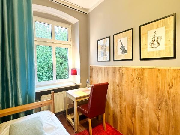 Explorer Hostel & Apartment Stare Miasto OLD TOWN 24H #don't be a tourist, be an Explorer! : photo 2 de la chambre chambre simple avec salle de bains commune