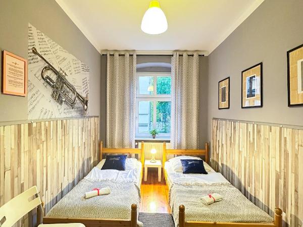 Explorer Hostel & Apartment Stare Miasto OLD TOWN 24H #don't be a tourist, be an Explorer! : photo 3 de la chambre chambre lits jumeaux avec salle de bains commune