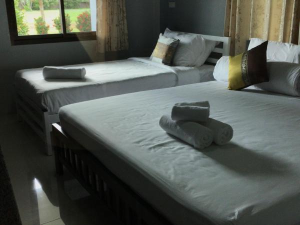 Mae Kok River Cliff Residence : photo 2 de la chambre chambre triple avec balcon