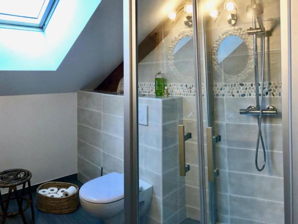 Le jardin des Vérottes : photo 9 de la chambre chambre double avec salle de bains privative