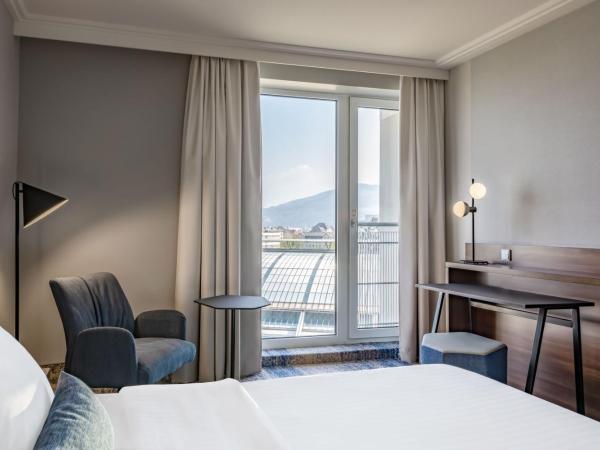 Courtyard by Marriott Linz : photo 1 de la chambre chambre supérieure avec 1 lit king-size