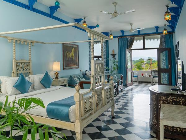 Swaroop Vilas - Lake Facing Boutique Hotel : photo 10 de la chambre suite lit king-size avec balcon