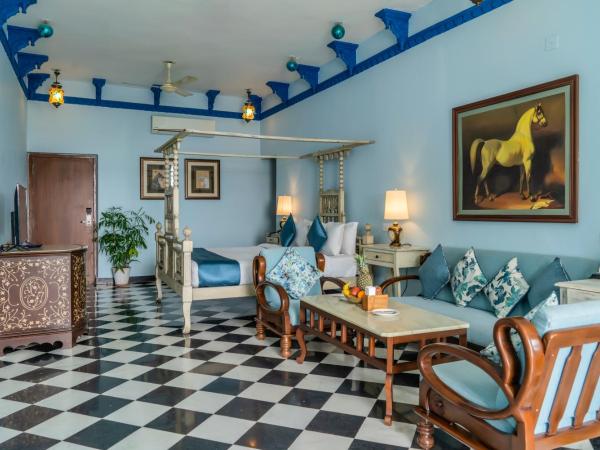 Swaroop Vilas - Lake Facing Boutique Hotel : photo 8 de la chambre suite lit king-size avec balcon