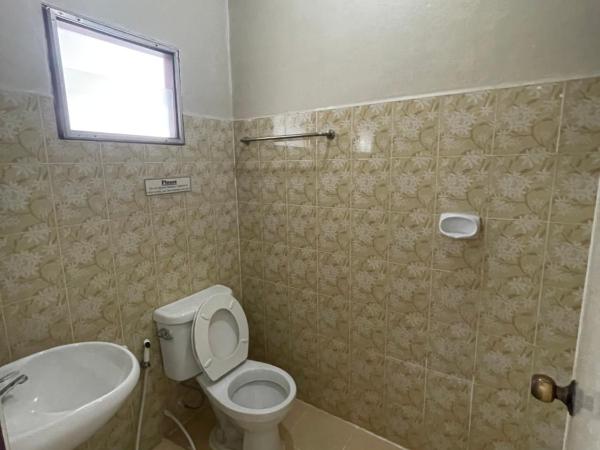 JJ Guesthouse : photo 4 de la chambre chambre double avec salle de bains privative