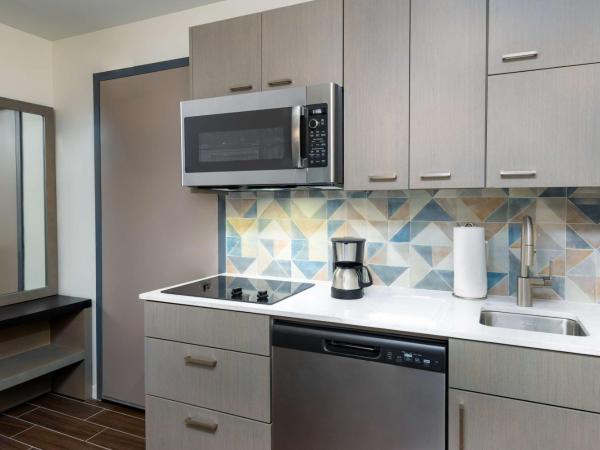 Hyatt House Orlando Airport : photo 2 de la chambre studio lit king-size avec cuisine