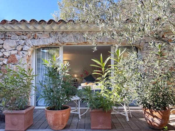 VILLA CANZOMY : photo 1 de la chambre chambre lit king-size - vue sur piscine 