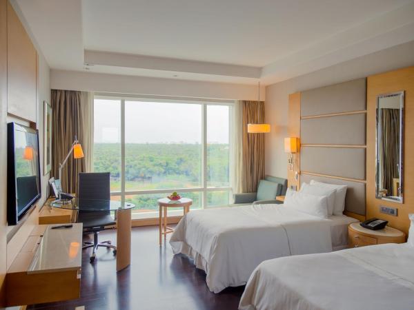 The Westin Chennai Velachery : photo 1 de la chambre deluxe twin guest room pool view with bath tub
