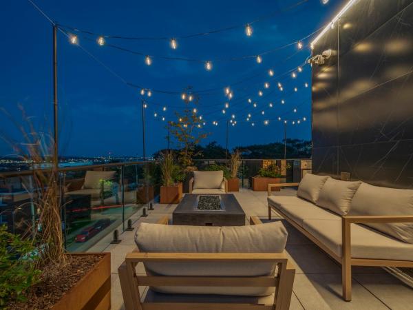 Luxury BNB - Halifax Rooftop : photo 8 de la chambre chambre double avec balcon