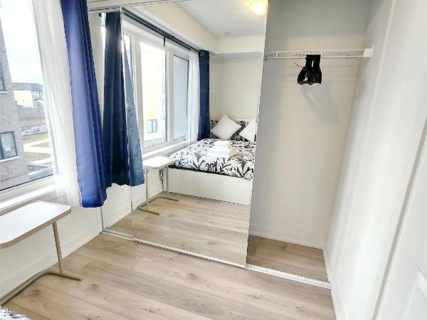 Toronto Downtown Midtown North York Newly Built Modern Bright Room : photo 5 de la chambre chambre double avec salle de bains commune