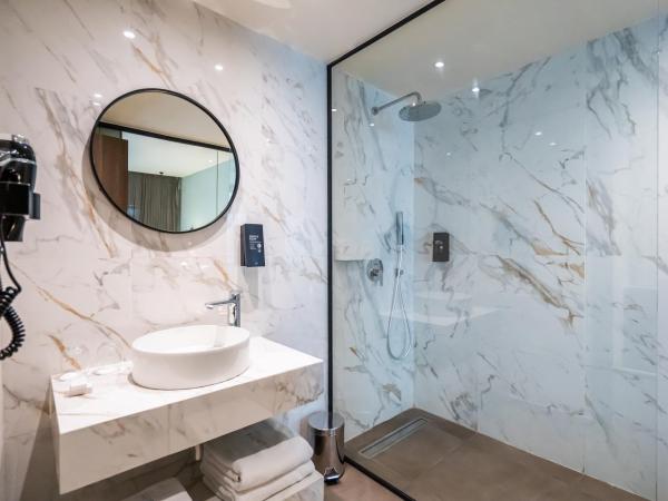 JM Suites Hotel Eco-Friendly Casablanca : photo 2 de la chambre suite lit king-size avec balcon