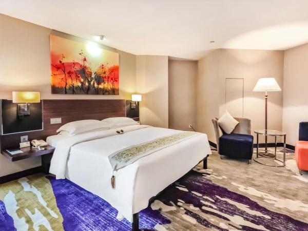 The Pavilion Century Tower (Huaqiang NorthBusiness Zone) : photo 3 de la chambre chambre affaires lit queen-size