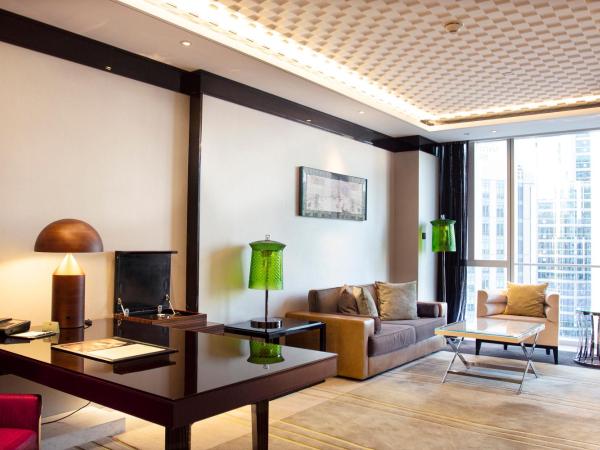 Regent Shanghai Pudong - Complimentary first round minibar per stay - including a bottle of wine - enjoy the internet without any pressure : photo 4 de la chambre suite 1 chambre - vue sur ville