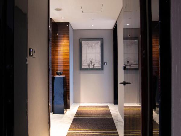 Regent Shanghai Pudong - Complimentary first round minibar per stay - including a bottle of wine - enjoy the internet without any pressure : photo 6 de la chambre suite 1 chambre - vue sur ville