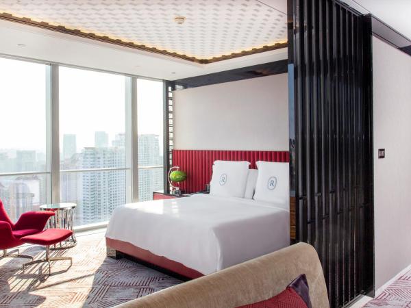 Regent Shanghai Pudong - Complimentary first round minibar per stay - including a bottle of wine - enjoy the internet without any pressure : photo 2 de la chambre suite lit king-size club - vue sur ville