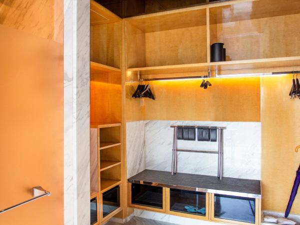 Regent Shanghai Pudong - Complimentary first round minibar per stay - including a bottle of wine - enjoy the internet without any pressure : photo 6 de la chambre club king suite with pearl view