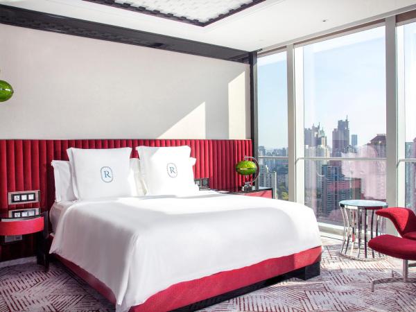 Regent Shanghai Pudong - Complimentary first round minibar per stay - including a bottle of wine - enjoy the internet without any pressure : photo 5 de la chambre club king suite with pearl view