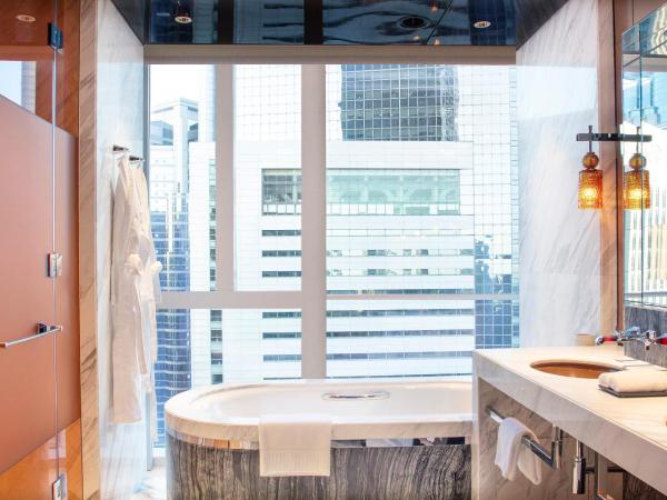 Regent Shanghai Pudong - Complimentary first round minibar per stay - including a bottle of wine - enjoy the internet without any pressure : photo 7 de la chambre suite 1 chambre - vue sur ville