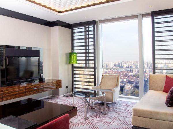 Regent Shanghai Pudong - Complimentary first round minibar per stay - including a bottle of wine - enjoy the internet without any pressure : photo 3 de la chambre suite lit king-size club - vue sur ville