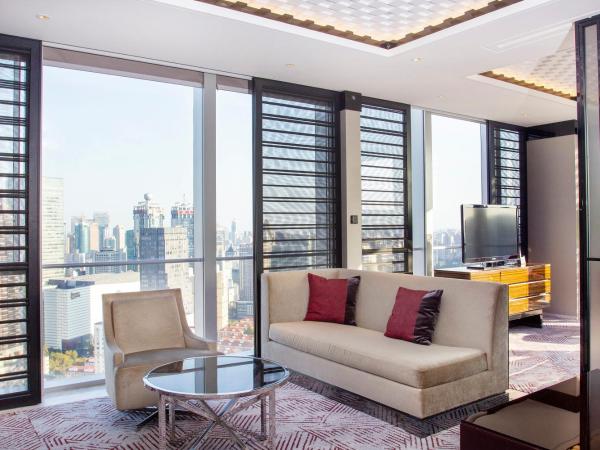 Regent Shanghai Pudong - Complimentary first round minibar per stay - including a bottle of wine - enjoy the internet without any pressure : photo 1 de la chambre suite lit king-size club - vue sur ville