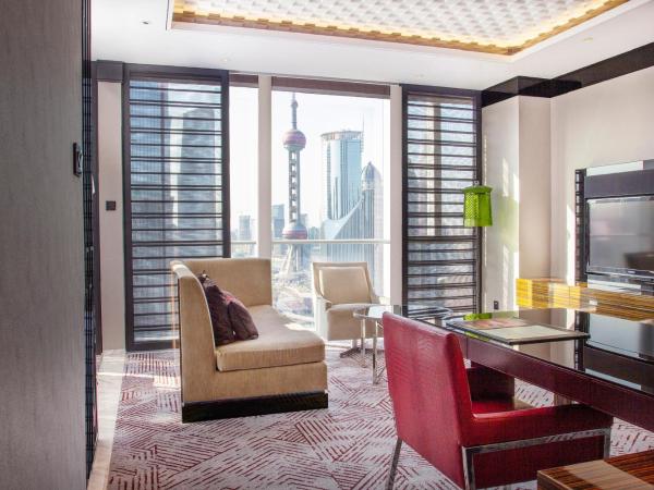 Regent Shanghai Pudong - Complimentary first round minibar per stay - including a bottle of wine - enjoy the internet without any pressure : photo 4 de la chambre club king suite with pearl view