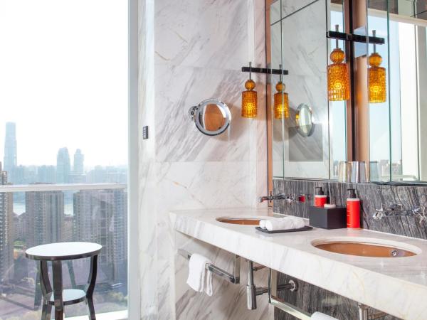 Regent Shanghai Pudong - Complimentary first round minibar per stay - including a bottle of wine - enjoy the internet without any pressure : photo 7 de la chambre club king suite with pearl view