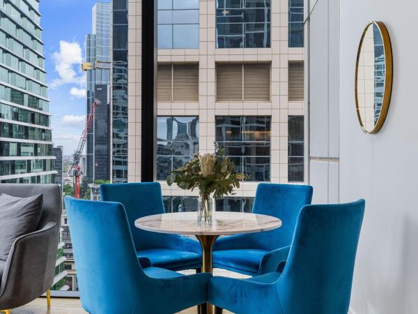 Collins House Apartments by CLLIX : photo 2 de la chambre appartement 2 chambres et 2 salles de bains

