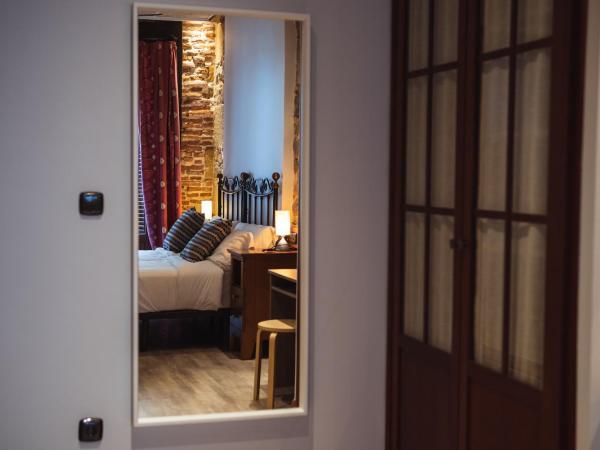 San Sebastián DOT Rooms : photo 7 de la chambre chambre lits jumeaux avec salle de bains commune