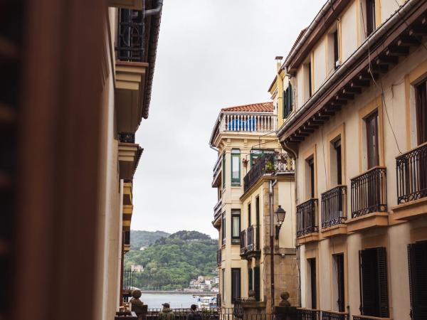 San Sebastián DOT Rooms : photo 3 de la chambre chambre lits jumeaux avec salle de bains commune
