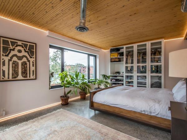 Luxury BNB - Halifax Rooftop : photo 9 de la chambre suite supérieure lit king-size