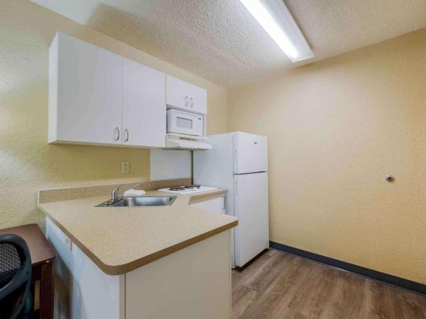 Extended Stay America Suites - Fort Lauderdale - Cypress Creek - Andrews Ave : photo 2 de la chambre studio lit queen-size - non-fumeurs
