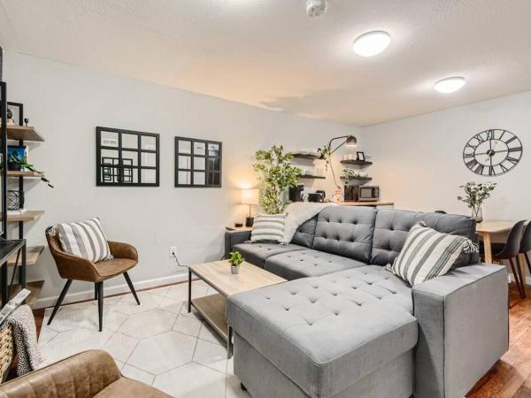 Adorable 2-Bedroom Modern Basement : photo 2 de la chambre appartement 2 chambres