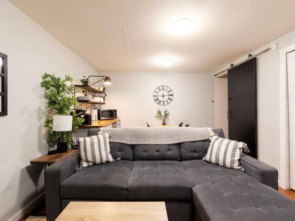 Adorable 2-Bedroom Modern Basement : photo 8 de la chambre appartement 2 chambres