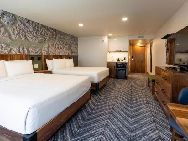 Hotel Canoe and Suites : photo 1 de la chambre chambre supérieure - 2 lits quenn-size