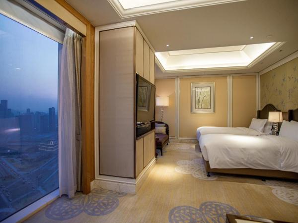 Conrad Dalian : photo 3 de la chambre chambre double exécutive avec 2 lits doubles - accès au salon