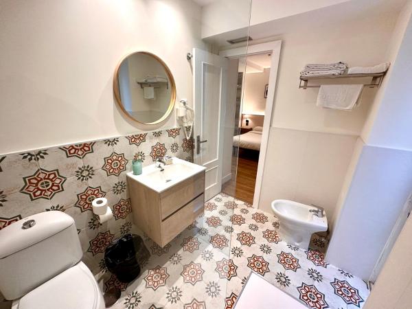 Far Home Gran Vía : photo 7 de la chambre chambre lits jumeaux avec salle de bains privative