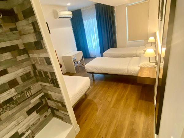 Far Home Gran Vía : photo 2 de la chambre chambre triple avec salle de bains privative