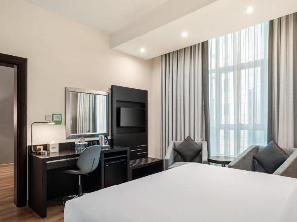 Ramada by Wyndham Dubai Barsha Heights : photo 2 de la chambre suite junior lit king-size - non-fumeurs