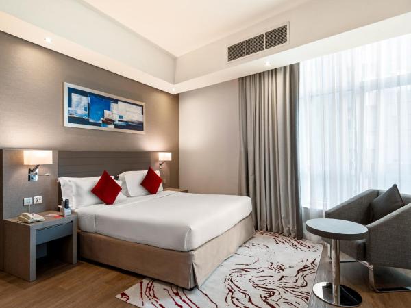 Ramada by Wyndham Dubai Barsha Heights : photo 2 de la chambre chambre lit king-size accessible aux personnes à mobilité réduite avec douche à l’italienne - non-fumeurs